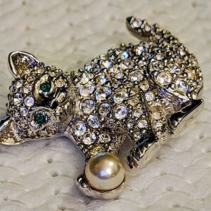 Swarvoski Green Eyed Crystal Cat Brooch Pin Playong With A Pearl Ball
